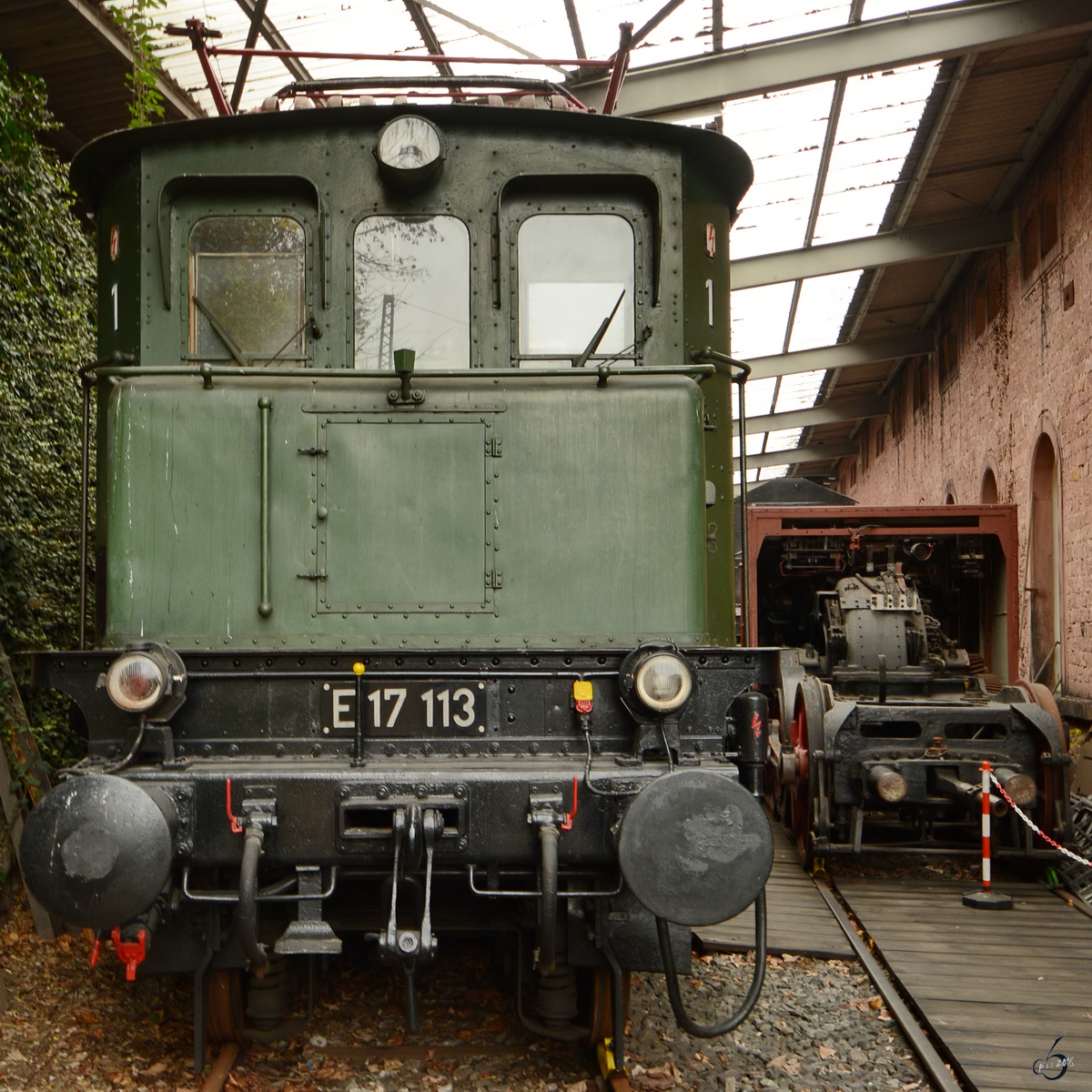 Die Elektrolokomotive E 17 113 im Eisenbahnmuseum Neustadt an der Weinstraße. (Dezember 2014)