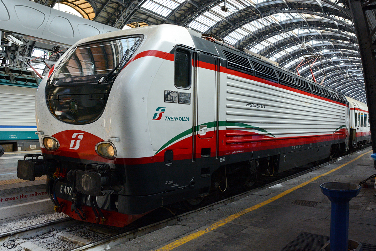 Die Elektrolokomotive E 402 im Zentralbahnhof von Mailand. (Juni 2014)