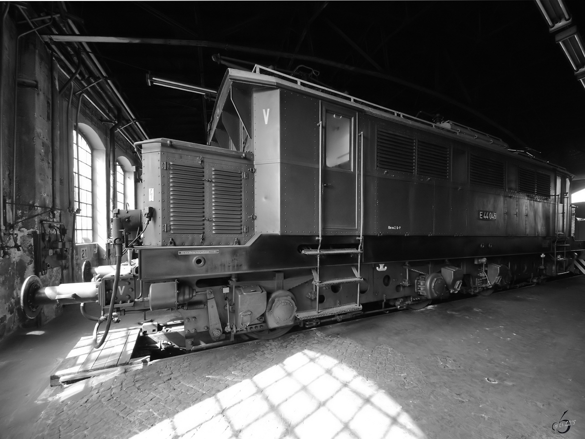Die Elektrolokomotive E 44 045 Anfang April 2018 im Sächsischen Eisenbahnmuseum Chemnitz-Hilbersdorf.