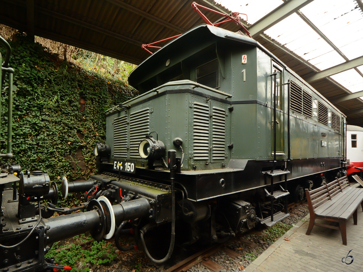 Die Elektrolokomotive E 44 150 im Eisenbahnmuseum Neustadt an der Weinstraße. (Dezember 2014)