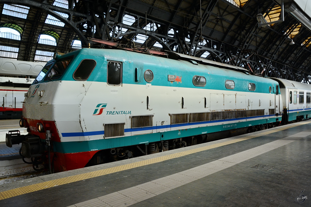 Die Elektrolokomotive E 444 047 im Zentralbahnhof von Mailand. (Juni 2014)