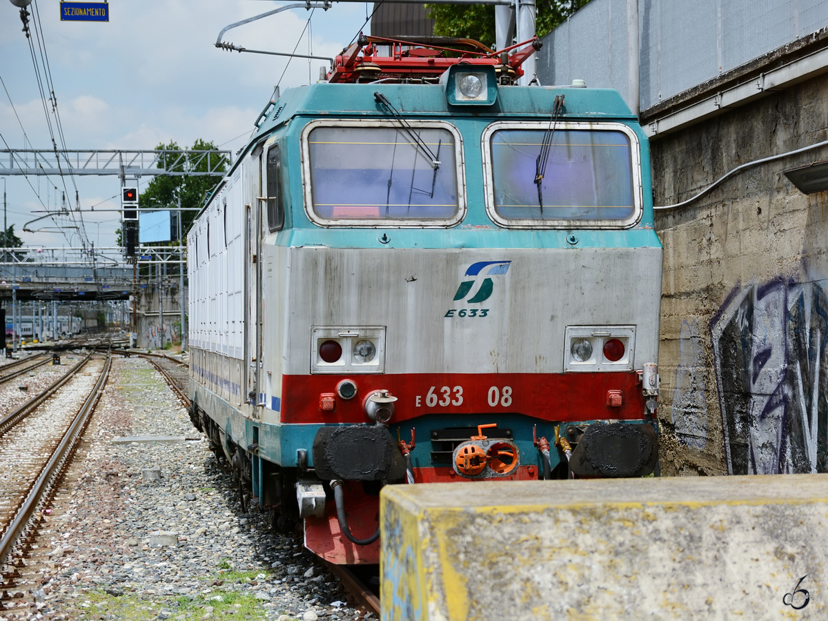 Die Elektrolokomotive E 633 08 stand auf einem Abstellgleis am Bahnhof Mailand Porta Garibaldi. (Juni 2014)