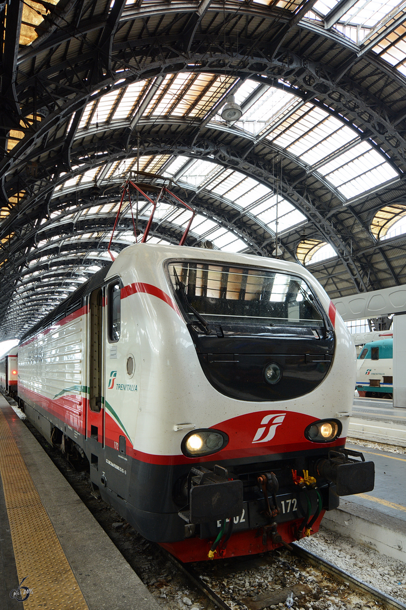 Die Elektrolokomotive E402 172 der Trenitalia im April 2015 abgelichtet nach meiner Ankunft im Bahnhof Mailand Nord (Cadorna).