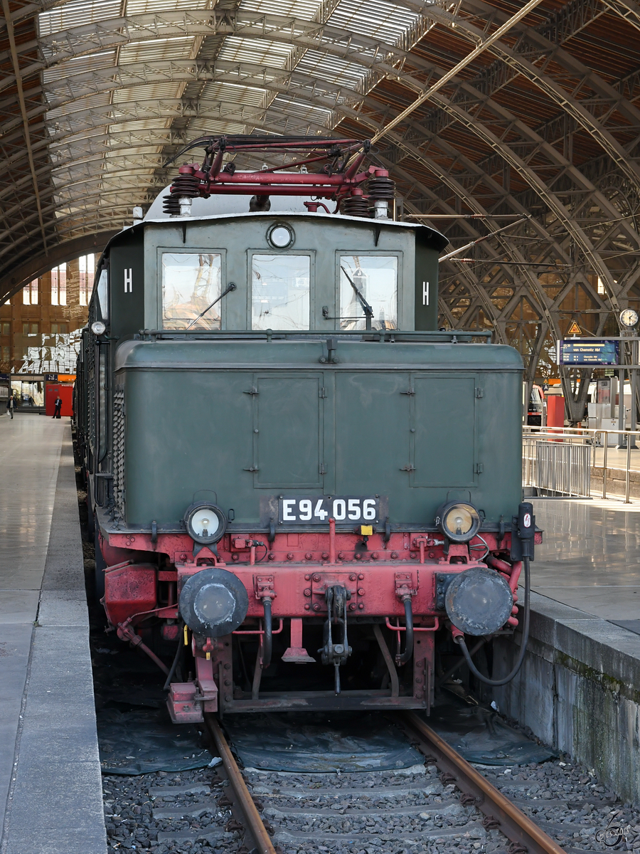 Die Elektrolokomotive E94 056 im April 2018 auf dem Museumsgleis des Leipziger Hauptbahnhofes.