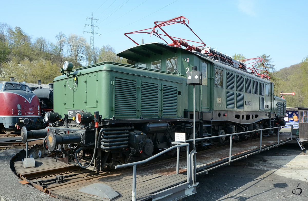 Die Elektrolokomotive E94 080 auf der Drehscheibe im Eisenbahnmuseum Bochum-Dahlhausen. (April 2018)