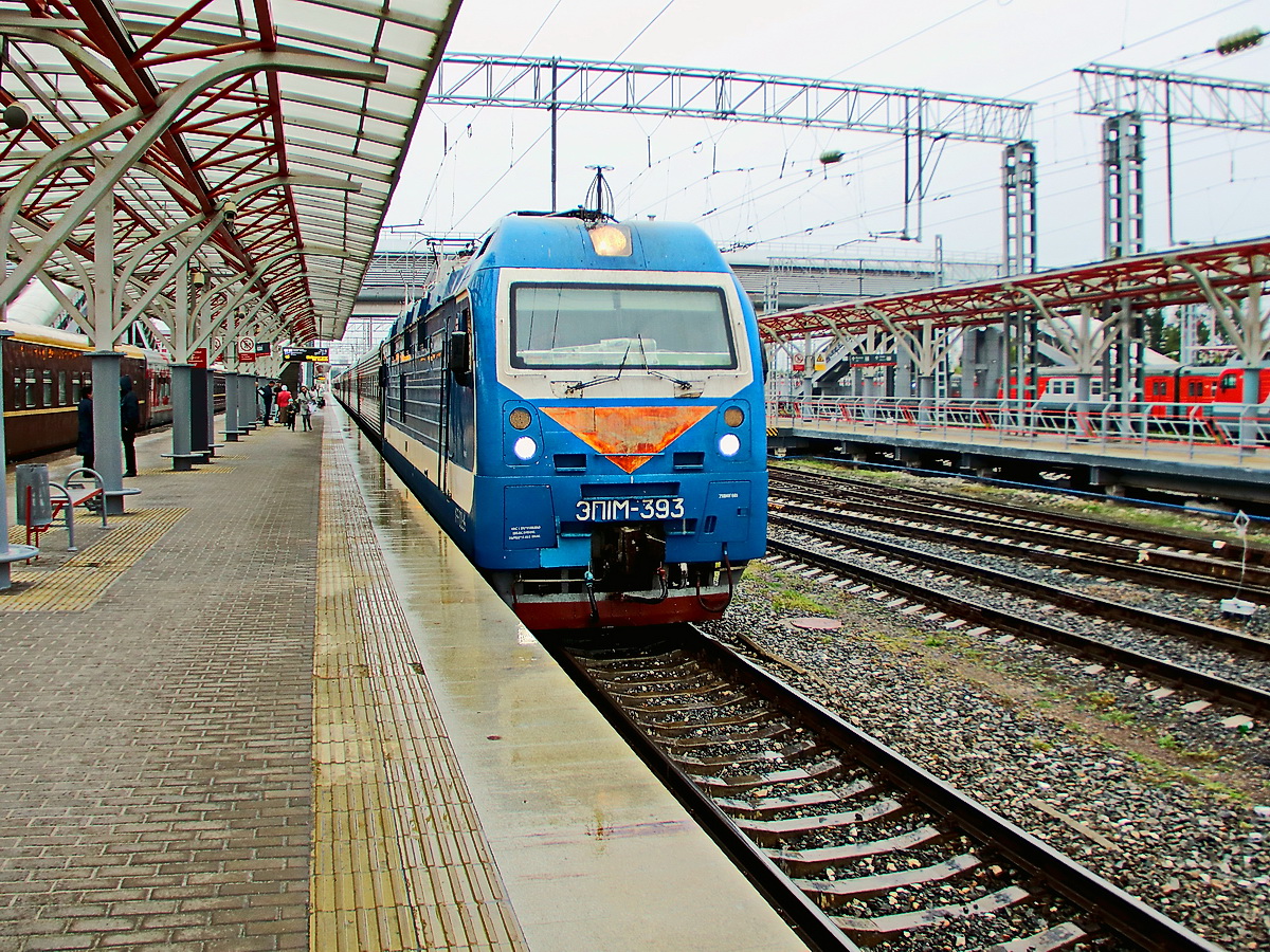 Die Elektrolokomotive EP1M-393  mit dem internationalen Personenzug an der Station Kasan in Tatarstan am 11. September 2017.