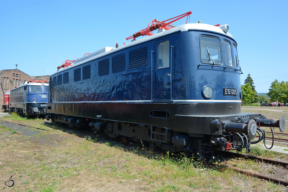 Die Elektrolokomotiven E10 005 und E10 348 im August 2018 im Eisenbahnmuseum Koblenz.