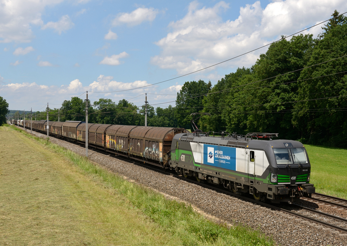 Die ELL 193 223 war am 25. Juni mit einem WLC- Schiebewandzug in Richtung Wels unterwegs, und wurde von mir bei Andorf fotografiert.