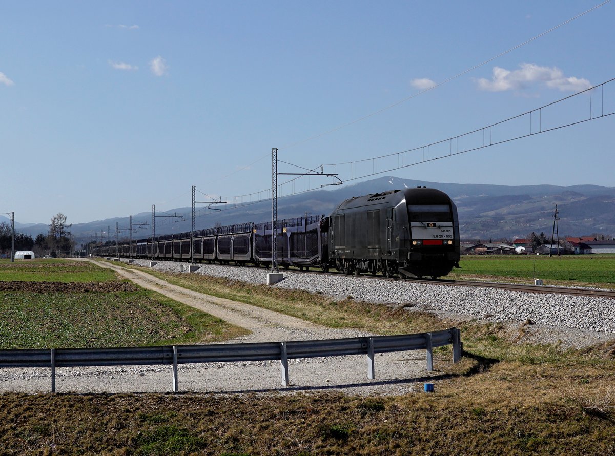 Die ER 20-005 mit einem leeren Autozug am 11.03.2017 unterwegs bei Cirkovce.