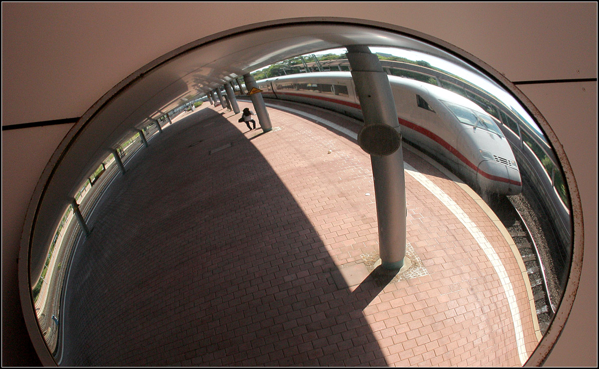 Die Erde ist eine Kugel, auch für die Bahn -

Impression vom Bahnhof Kassel-Wilhelmshöhe.

17.08.2013 (M)