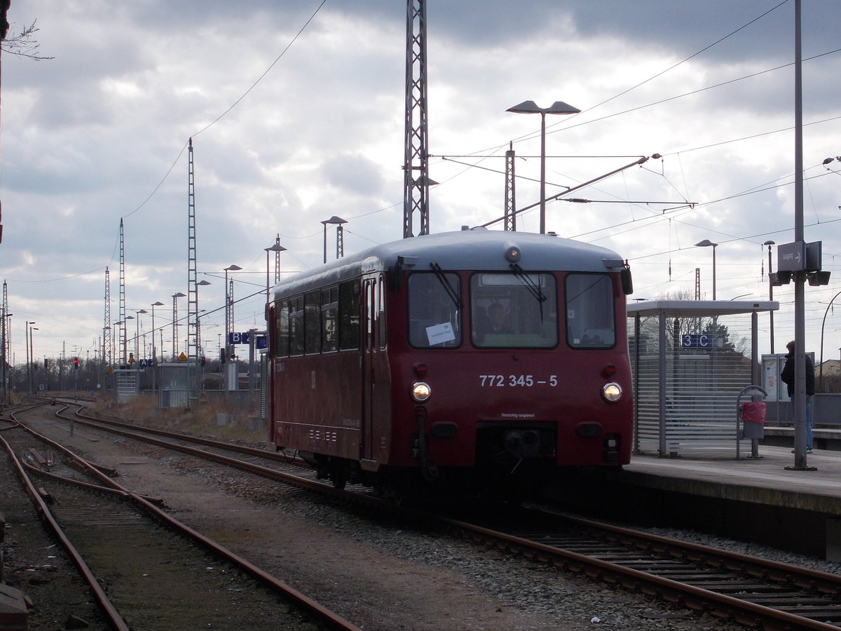 Die Erfurter Bahnservice im Einsatz mit ihrer Ferkeltaxe 772 345 am 30.März 2016,bei der Einfahrt in Bergen/Rügen.