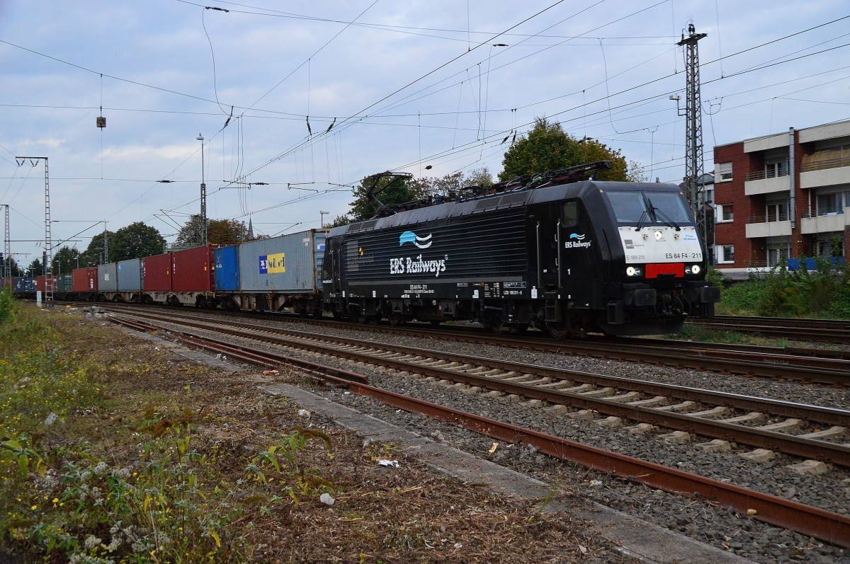 Die ERS 189 211 mit einem Containerzug durch Rheydt Hbf in Richtung Köln unterwegs am Abend des 6.10.2014