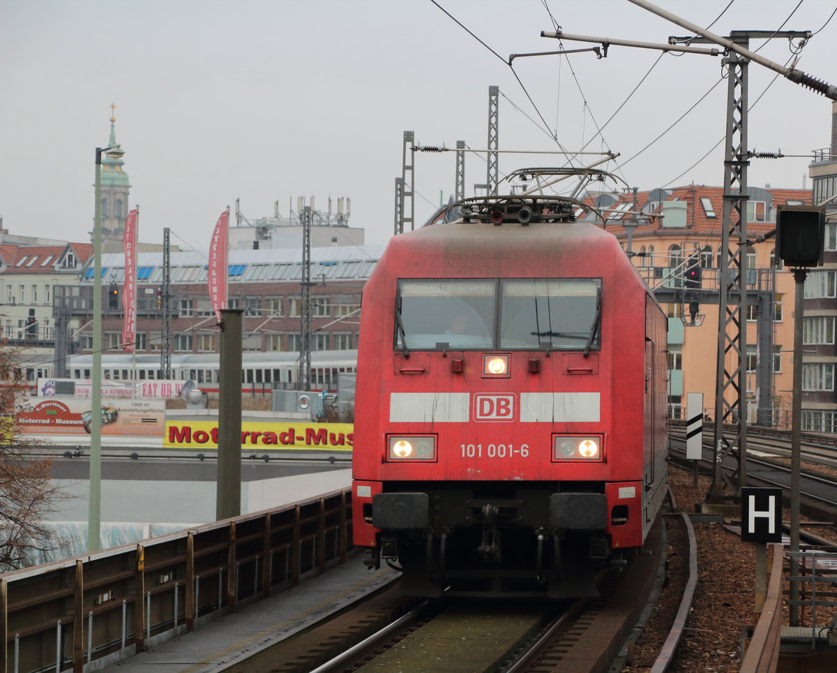 Die erste ihrer Art. 
101 001-6 zieht den IC 141 (Amsterdaam Centraal - Berlin Ostbahnhof) über die Berliner Stadtbahn durch den Bahnhof Alexanderplatz.

Berlin Alexanderplatz, 14. Dezember 2016 