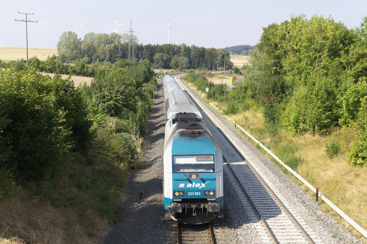 Die erste Steigung ist geschafft. 223 062 ist mit dem ALEX Hof - München gerade zwischen Oberkotzau und Martinlamitz aus dem Saaletal ins Fichtelgebirge hinauf geklettert. Martinlamitz am 18.08.2018