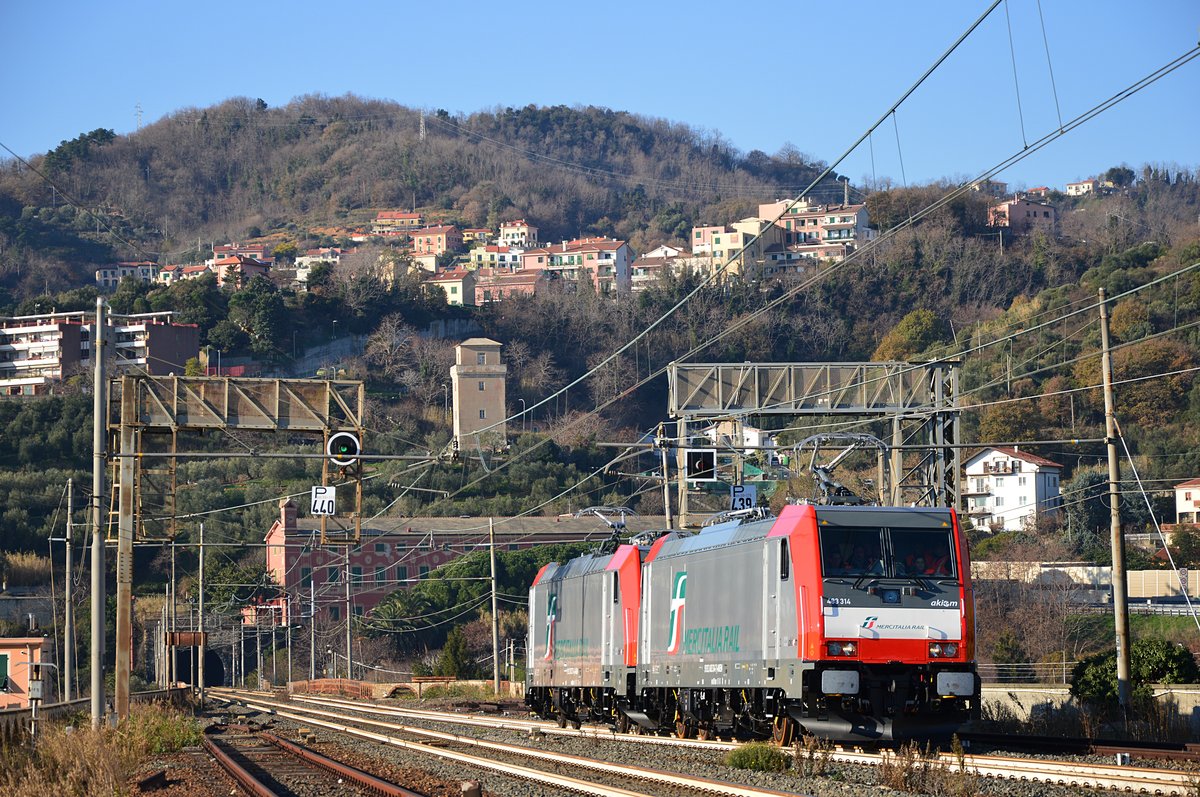 Die ersten zwei Lokomotiven, von Bombardier für Akiem gebauten und an Mercitalia (neue Cargo-Unternehmen der italienischen Eisenbahnen FS) gemieteten, werden fotografiert während eines Testlaufs.
Hier der Lokzug, mit E483 314 voraus, fährt durch Albisola in Richtung Genova - 03.01.2017