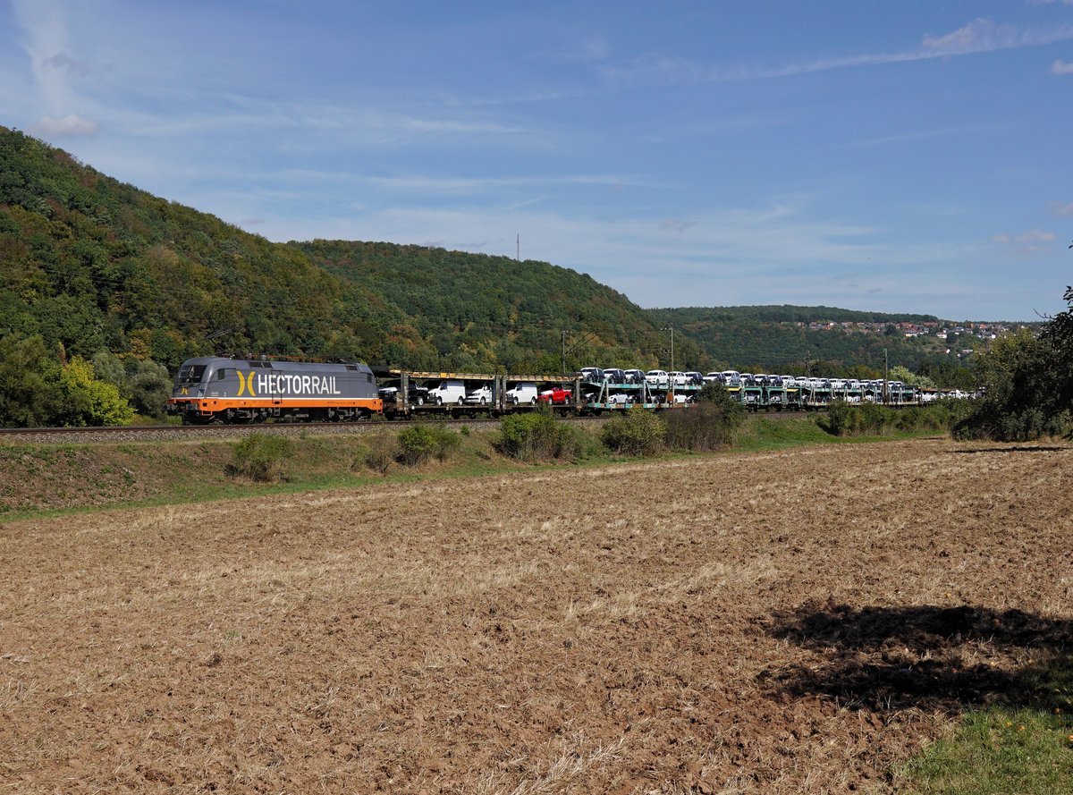 Die ES 182 516 mit einem Autozug am 08.09.2018 unterwegs bei Wernfeld.