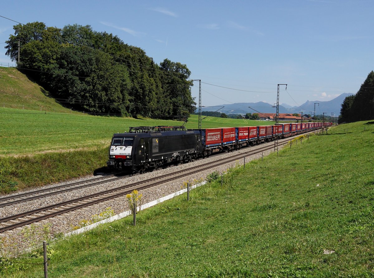 Die ES 64 F4-023 mit einem KLV-Zug am 12.08.2018 unterwegs bei Straß.
