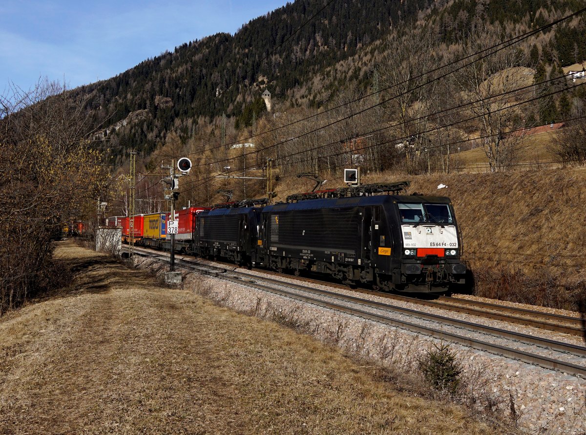 Die ES 64 F4-032 und die ES 64 F4-009 mit einem KLV-Zug am 25.02.2017 unterwegs bei Sterzing.