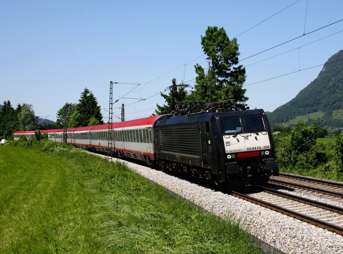 Die ES 64 F4-094 mit einem Brenner EC am 05.06.2010 unterwegs bei Niederaudorf.