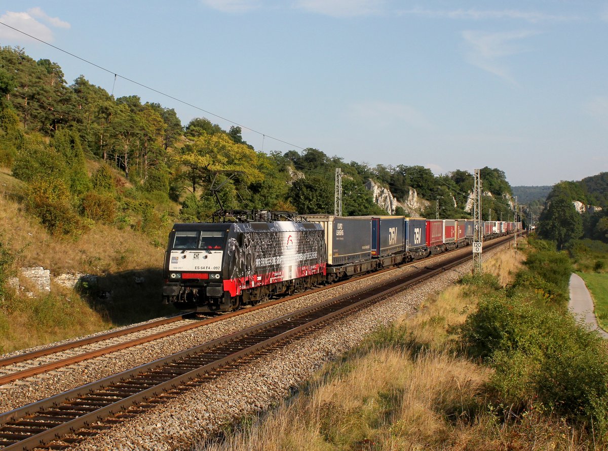 Die ES 64 F4-097 mit einem KLV-Zug am 10.09.2016 unterwegs bei Hagenacker.