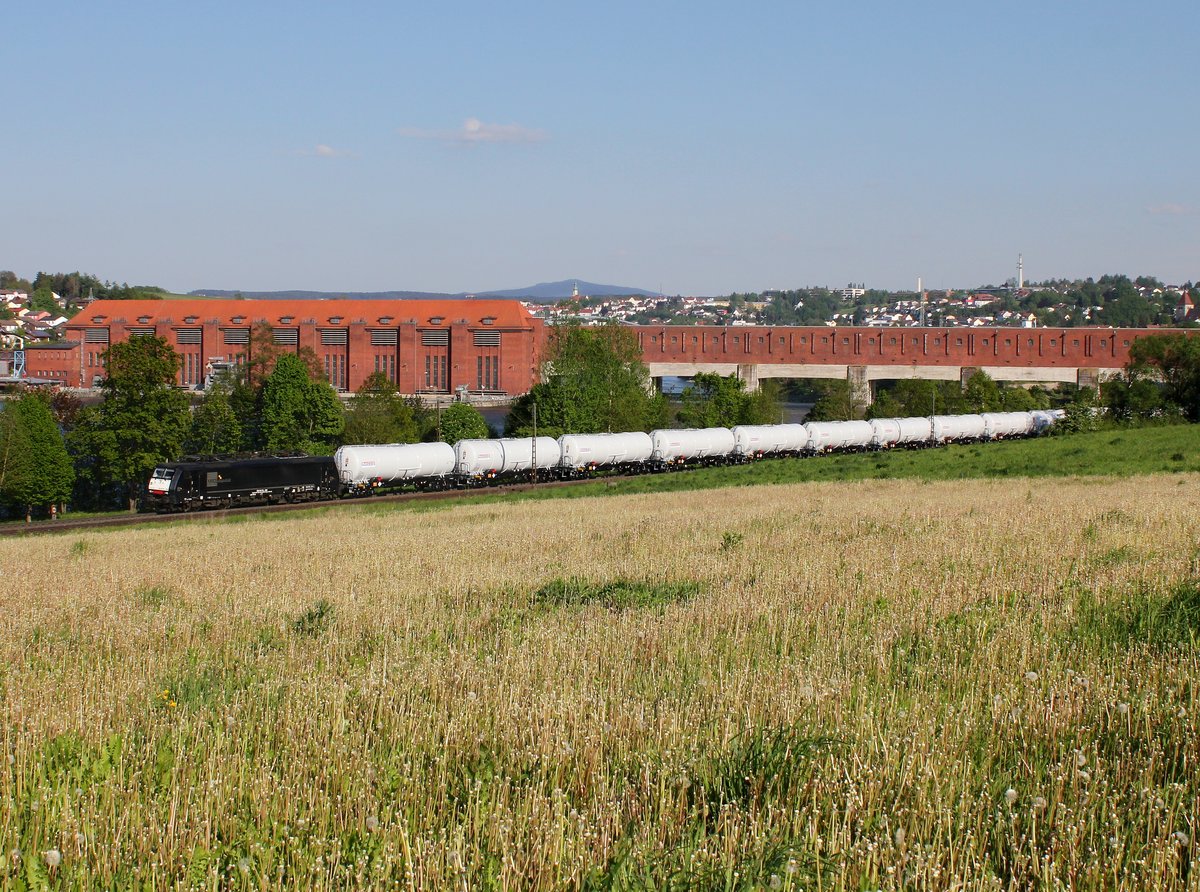 Die ES 64 F4-158 mit einem Kesselzug am 08.05.2016 unterwegs bei Passau.