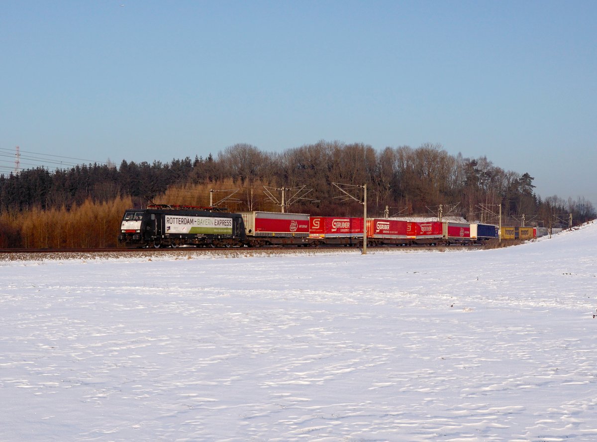 Die ES 64 F4-287 mit einem KLV-Zug am 20.01.2017 unterwegs bei Unterweilbach.