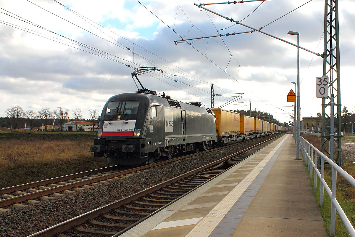 Die ES 64 U 2 – 035 (91 80 6182 535-5 D-DISPO) fährt am 01.02.2018 mit einem KLV Zug durch Nassenheide.