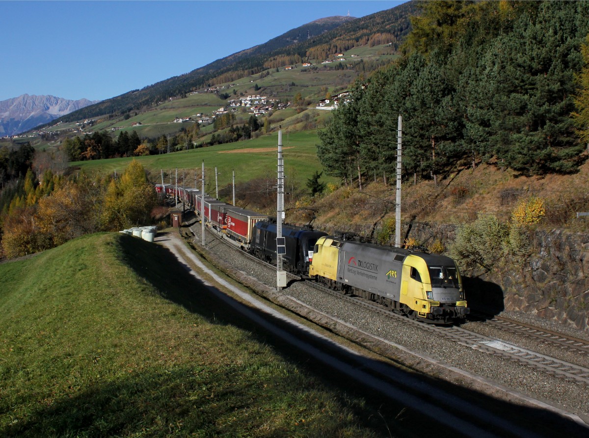 Die ES 64 U2-011 und die ES 64 U2-022 mit einem KLV-Zug am 31.10.2015 unterwegs bei Matrei am Brenner