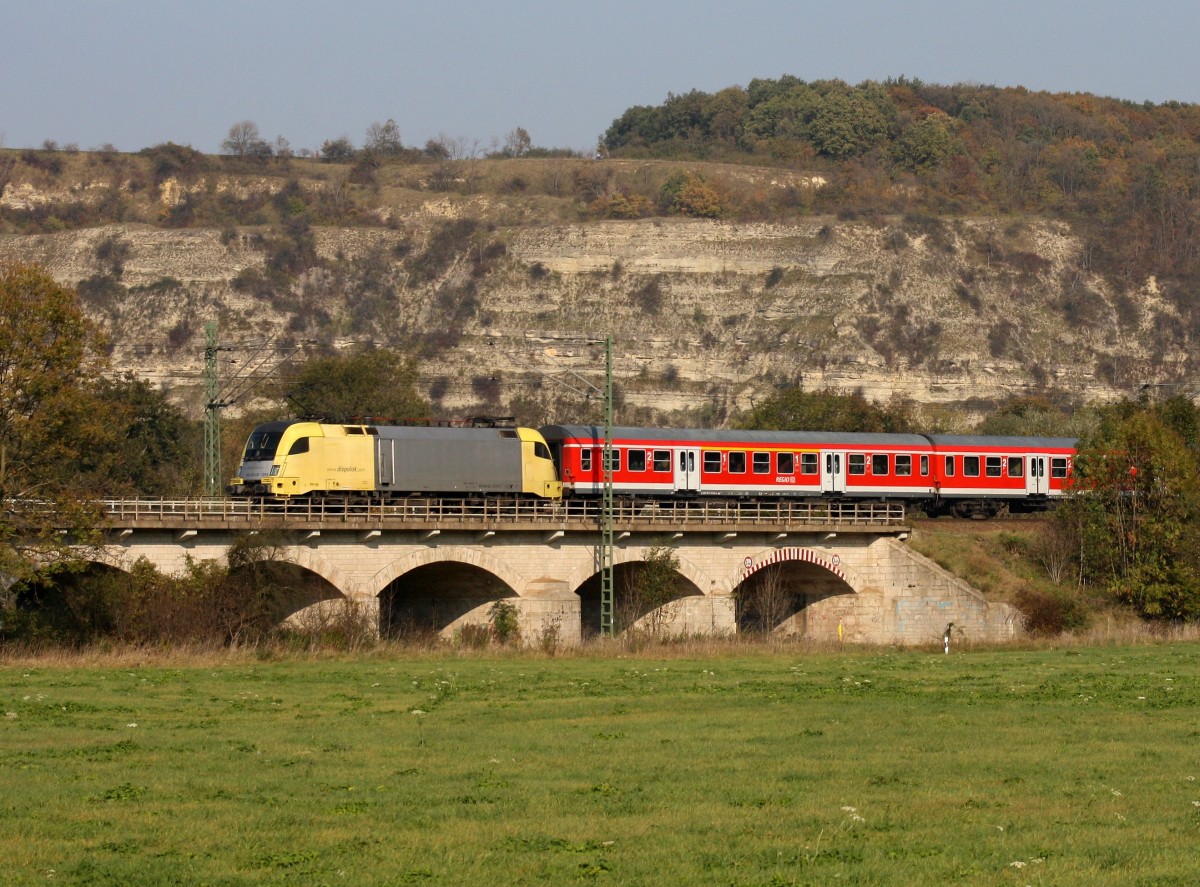 Die ES 64 U2-013 mit einem RE am 17.10.2011 unterwegs bei Saaleck.