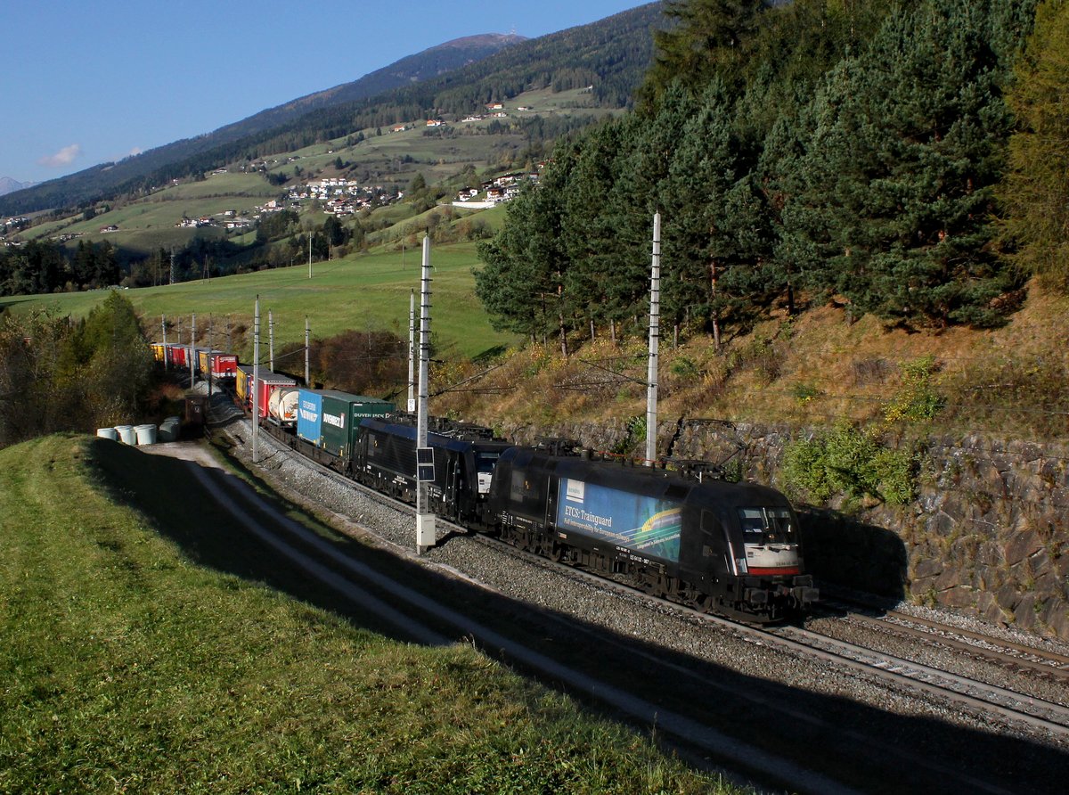 Die ES 64 U2-067 und die ES 64 F4-035 mit einem KLV-Zug am 22.10.2016 unterwegs bei Matrei am Brenner.