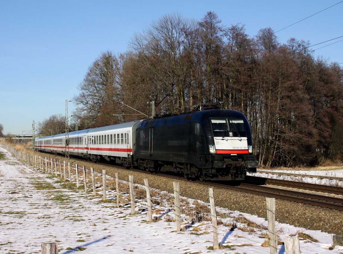 Die ES 64 U2-067 mit dem IC Königsee am 06.02.2011 unterwegs bei Vogl.