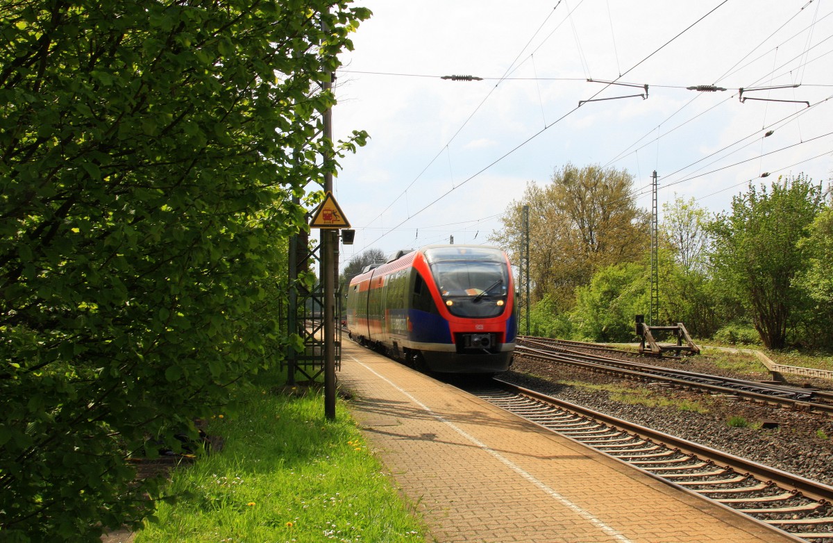 Die Euregiobahn (RB20) aus Düren-Hbf-Alsdorf-Poststraße und hält in Kohlscheid aus Richtung Aachen-West und fährt in Richtung Herzogenrath-Merkstein bei schönem Frühlingswetter am 20.4.2014. 