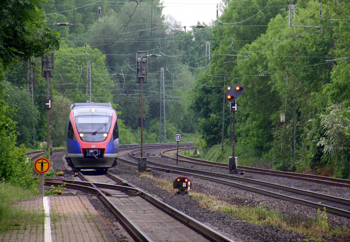 Die  Euregiobahn (RB20) aus Langerwehe nach  Alsdorf-Annapark aus Richtung Aachen-West,Laurensberg,Richterich und hält gleich in Kohlscheid und fährt in Richtung Herzogenrath. 
Aufgenommen von Bahnsteig 1 in Kohlscheid. 
Bei Wolken am Nachmittag vom 24.5.2016.