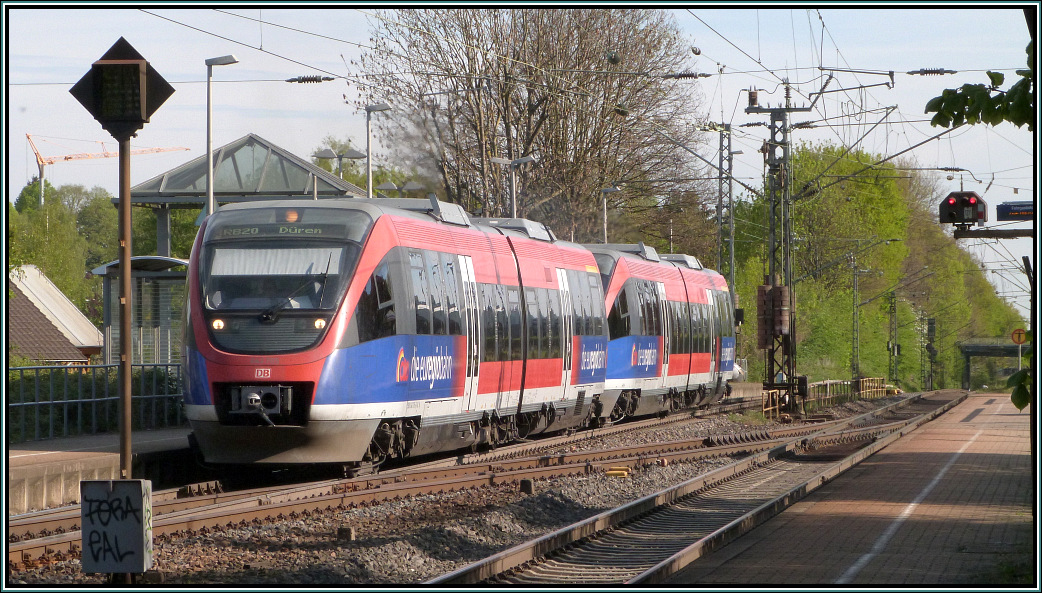 Die Euregiobahn (RB20) beim kurzen Aufenthalt in Kohlscheid am 17.April 2014.
Gleich geht es weiter über Aachen Hauptbahnhof nach Düren.
