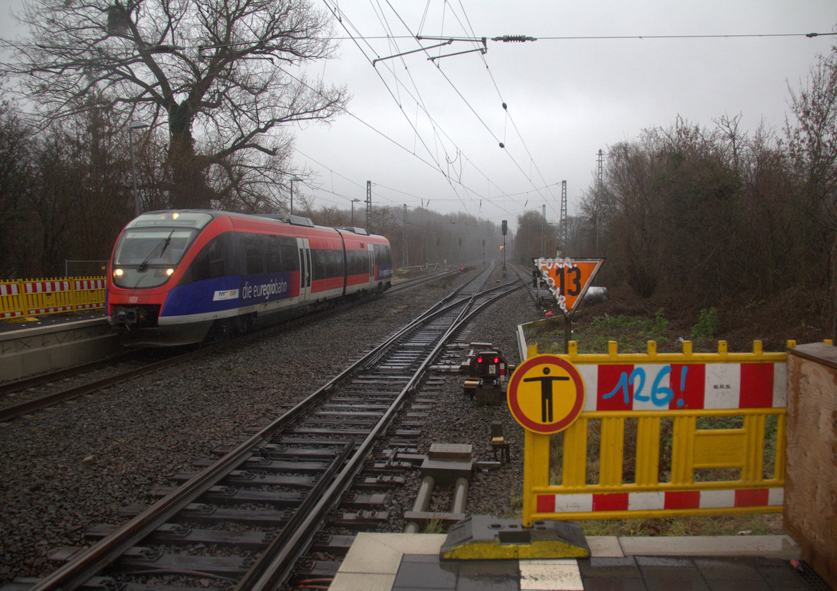 Die Euregiobahn (RB20) kommt aus Düren nach Alsdorf und kommt aus Richtung Aachen-West,Laurensberg,Richterich und hält in Kohlscheid und fährt in Richtung Herzogenrath. Aufgenommen von Bahnsteig 2 in Kohlscheid.
Bei Regenwetter am Nachmittag vom 13.1.2019.