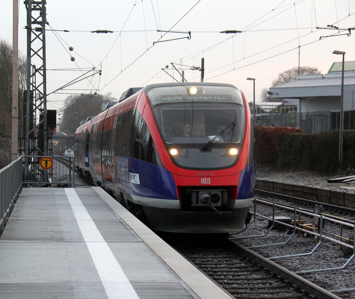 Die Euregiobahn (RB20) kommt aus Stolberg-Rheinland-Hbf nach Aachen-Hbf und kamm die Kohlscheider-Rampe hoch aus Richtung Herzogenrath und hilt in Kohlscheid und fährt in Richtung Richterich,Laurensberg,Aachen-West,Aachen-Schanz,Aachen-Hbf. 
Aufgenommen von Bahnsteig 2 in Kohlscheid. 
Am Kalten Morgen vom 12.2.2019.