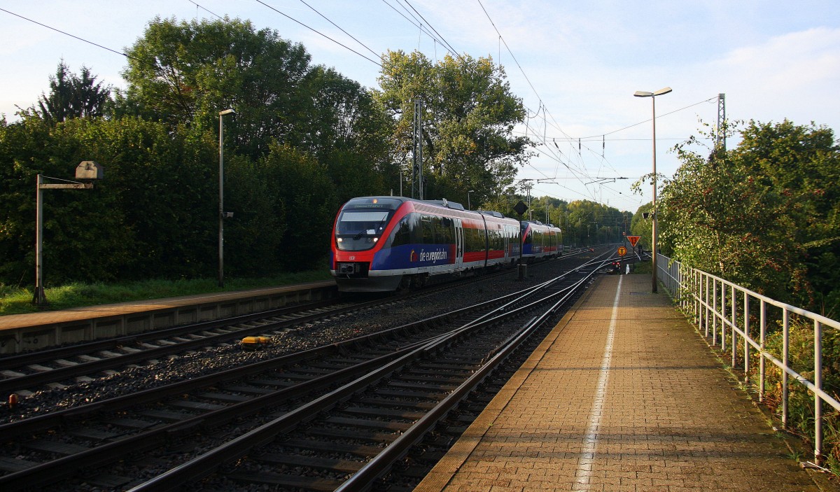 Die Euregiobahn (RB20) kommt aus Richtung Aachen-West,Laurensberg,Richterich und fährt durch Kohlscheid und fährt in Richtung Herzogenrath.
Bei schönem Sonnenschein am Morgen vom 19.9.2014.