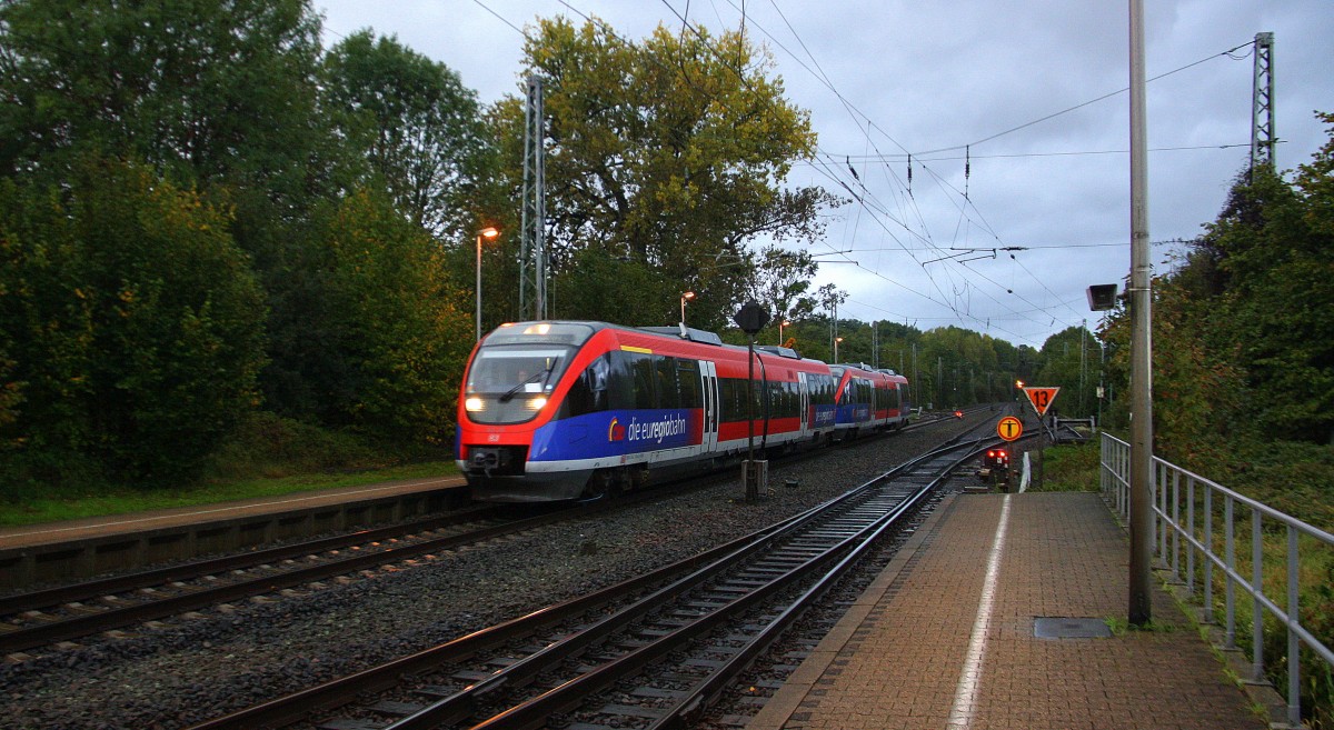 Die Euregiobahn (RB20)  kommt aus Langerwehe-Stolberg-Altstadt nach Heerlen(NL) aus Richtung Aachen-West,Laurensberg,Richterich und hält in Kohlscheid und fährt in Richtung Herzogenrath.
Bei strömenden Regen am Morgen vom 7.10.2014.