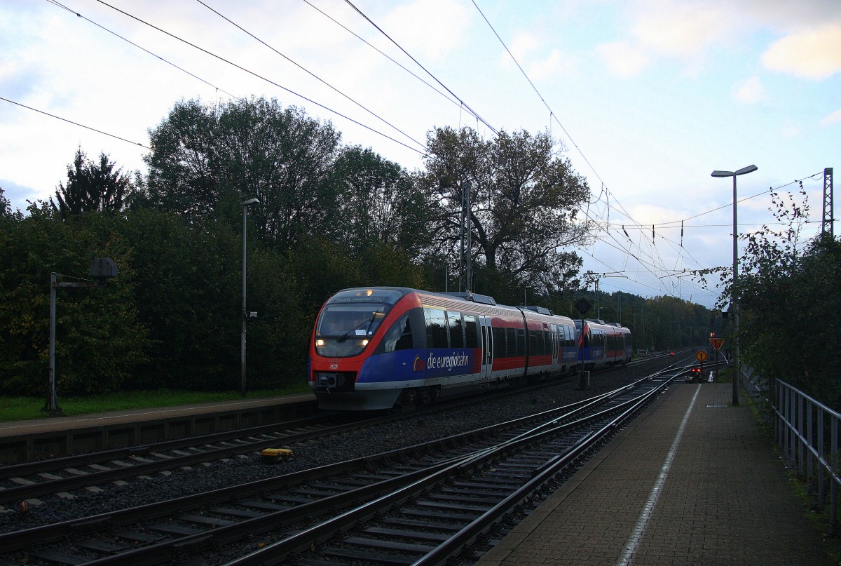 Die Euregiobahn (RB20) kommt aus Langerwehe-Stolberg-Altstadt nach Heerlen(NL) aus Richtung Aachen-West,Laurensberg,Richterich und hält in Kohlscheid und fährt in Richtung Herzogenrath. 
Bei Sonne und Regenwolken am Morgen vom 16.10.2014.