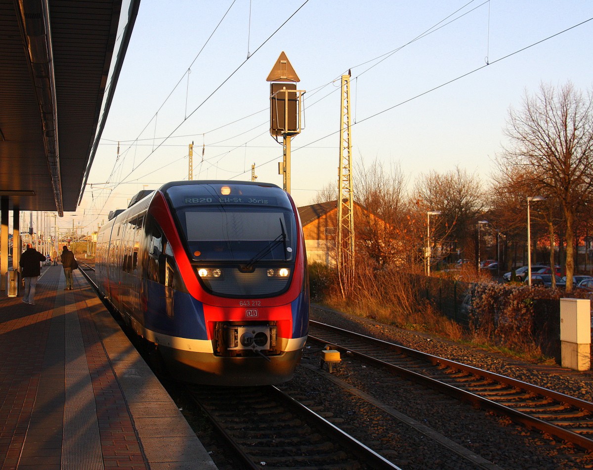 Die Euregiobahn (RB20) steht in Düren-Hbf und wartet auf die Abfahrt nach  Eschweiler-Sankt-Jöris.
Aufgenommen von Bahnsteig 4 in Düren-Hbf.
Bei schönem Sonnenschein am Nachmittag vom 31.12.2015.