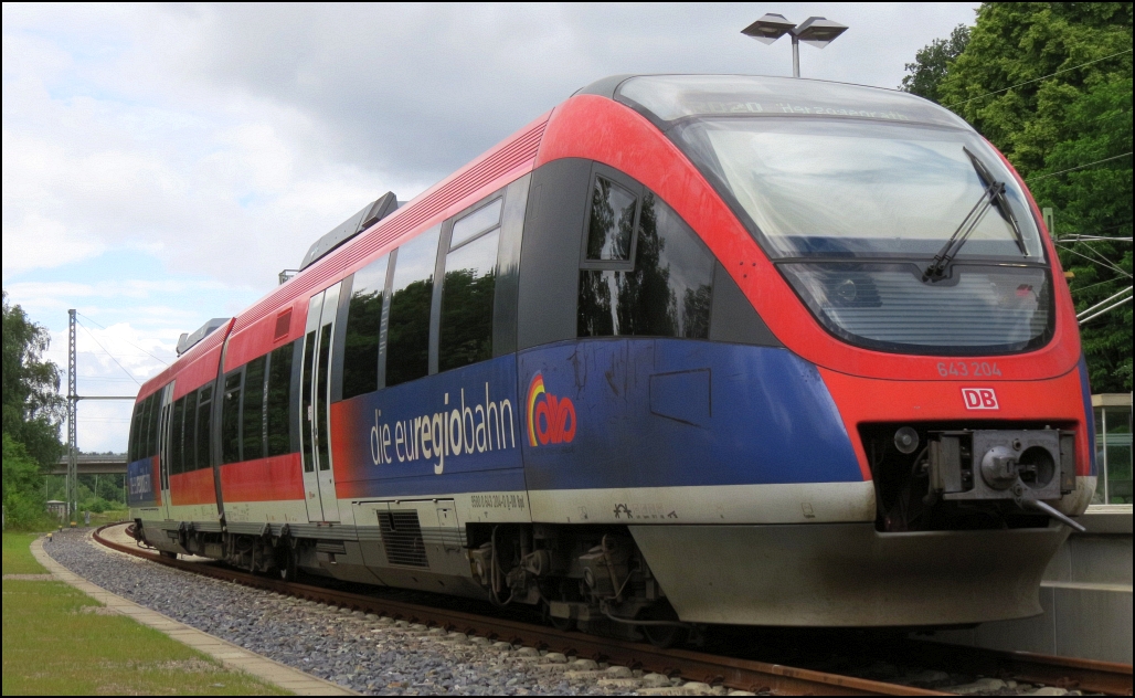 Die Euregiobahn wartet am Bahnsteig von Stolberg auf ihre Fahrgäste, in Kürze geht es als RB 20 weiter nach Herzogenrath. Szenario bildlich festgehalten vom P&R Parkplatz aus, 03.07.2016.