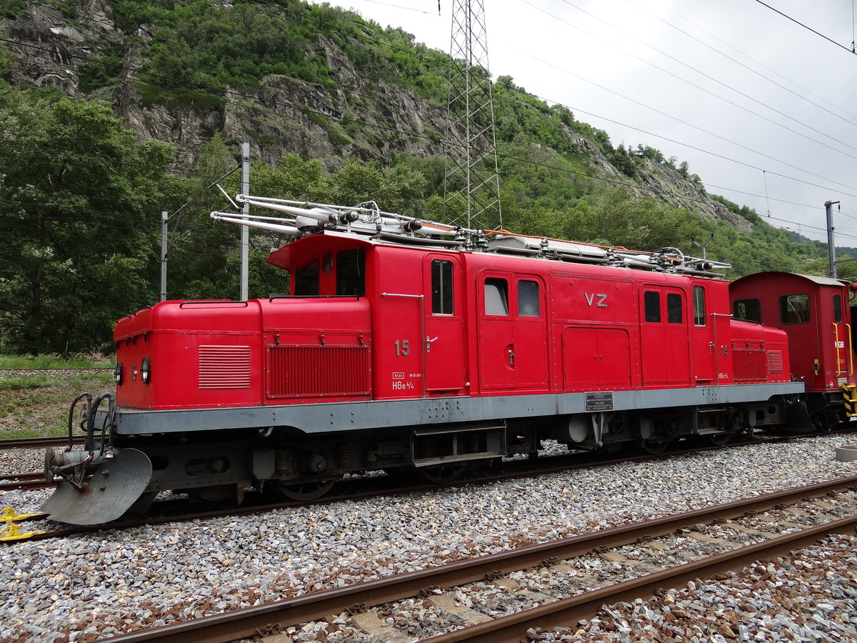 Die ex- VZ Visp-Zermatt HGe 4/4 15 abgestellt im Depot Brig. 08/06/2016.

Im hintergrund, die linie Brig-Lausanne (Normalspur) und die linie der MGB (schmalspur).