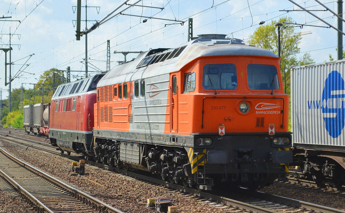 Die Fa. Bahnlogistik24 GmbH mit einem wirklich interessantem Lokzug, die Lok 221 145-6 (92 80 1221 145-6 D-BLC) hat die silber orange 230.077 (92 80 1 230 077-0 D-BLC) am Haken am 06.09.18 Durchfahrt Bf. Flughafen Berlin-Schönefeld.