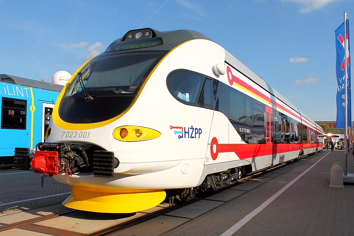 Die Fa. Koncar präsentiert am 24.09.2016 auf der InnoTrans in Berlin den dieselelektrischen Triebzug (7 023 001) für die HZPP.
Er wird mit 2 Dieselmotoren von jeweils 390 kW angetrieben.

