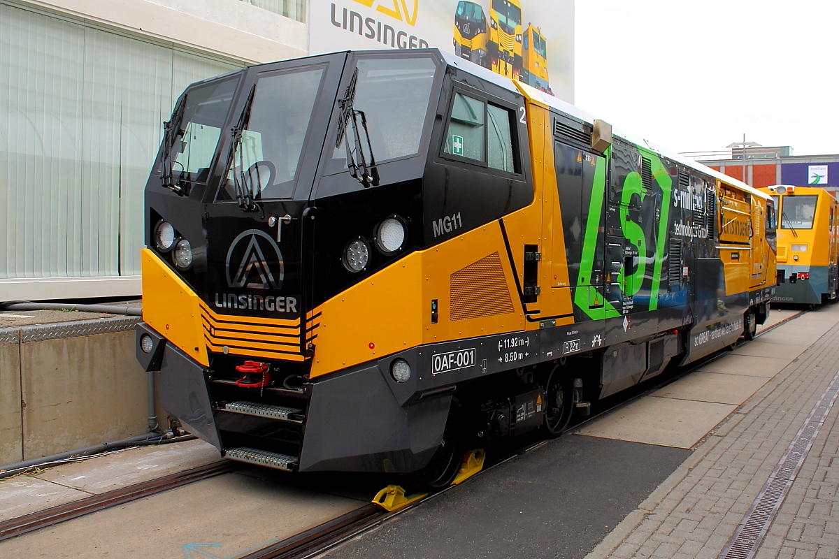 Die Fa. Linsinger präsentiert am 22.09.2018 auf der InnoTrans in Berlin den Schienenfräszug MG 11. Das einzigartige und schlanke Design, gepaart mit der renommierten Linsinger Schienenfräs- und Schleiftechnologie setzt neue Maßstäbe. Das einzige Fahrzeug seiner Art, welches sogar in die Londoner U-Bahn passt.