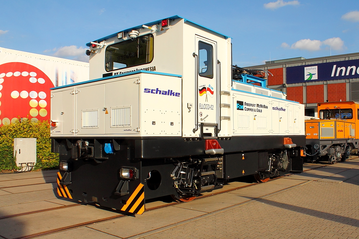 Die Fa. Schalker Eisenhütte Maschinenfabrik GmbH präsentiert am 24.09.2016 auf der InnoTrans in Berlin die 40-Tonnen- Lokomotive ModuTrac MMT-M270-BDE.
Die Energieversorgung ist als Hybrid-Variante ausgelegt, mit einem Pantograph für den Oberleitungsbetrieb sowie Powerpacks für den Diesel- oder Batteriebetrieb.
Vorrangig kommen die Maschinen im Untertage-Bergbau zum Einsatz.
