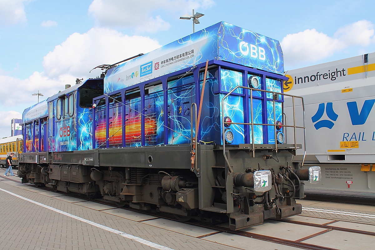 Die Fa. TecSol GmbH präsentiert auf der InnoTrans 2016 in Berlin die ÖBB-Lokomotive 1063.039-0 als Prototyp mit einem Energiespeicher für den oberleitungsfreien Betrieb.