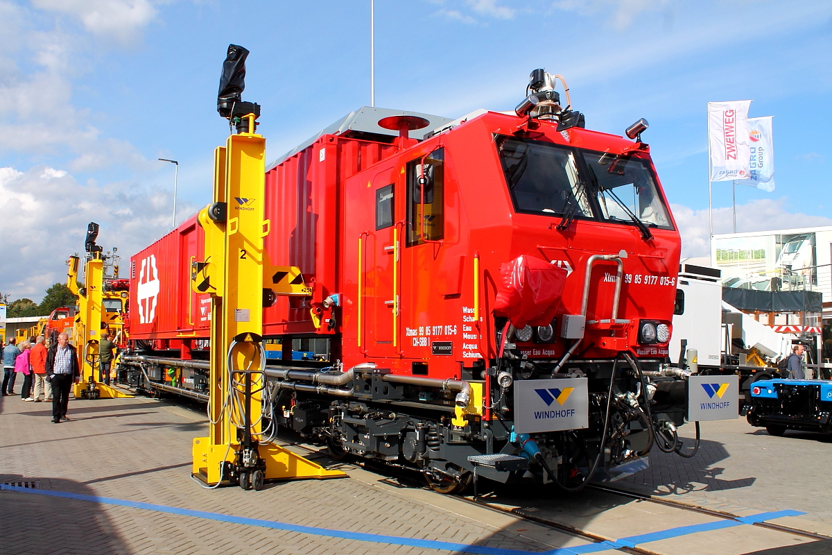 Die. Fa. WINDHOFF Bahn- und Anlagentechnik GmbH präsentiert auf der InnoTrans am 22.09 2018 in Berlin den Lösch- und Rettungszug Xtmas (99 85 9177 015-6 CH-SBB).