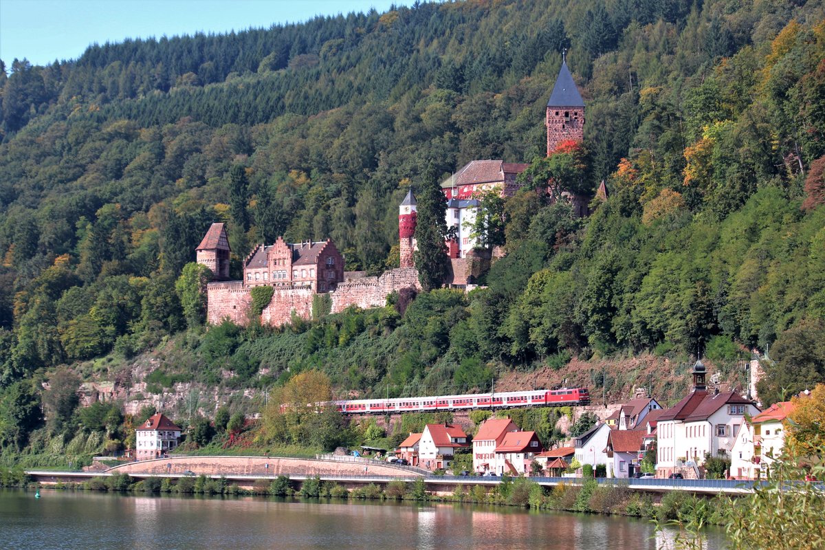 Die Fahrgäste des RE nach Heilbronn können diesen Blick auf das schöne Schloss bei Zwingenberg leider nicht bestaunen. Aufnahmedatum: 28.09.2017