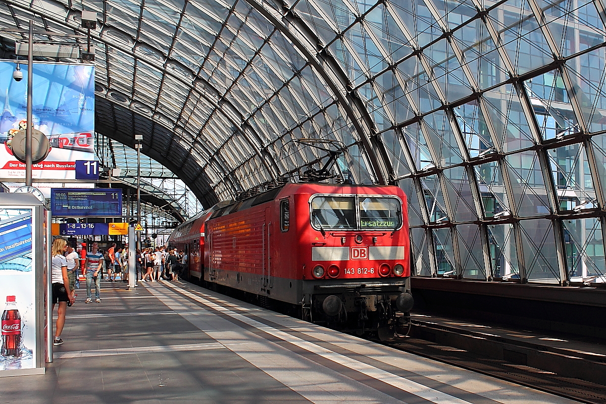 Die Fans reisen vom Empfang der Weltmeister am 15.07.2014 in Berlin Hauptbahnhof wieder ab.
Durch die Streckensperrung der S-Bahn vom Zoologischen Garten bis Friedrichstraße müssen sie einen Ersatzzug wie hier die RB 18039 , geschoben von der 143 812-6, nehmen. 